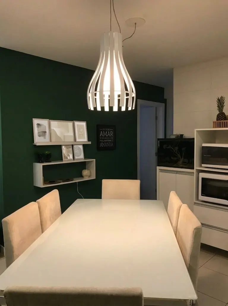 Apartamento Ingleses: a mesa de jantar entre a sala e a cozinha, com as cadeiras e o pendente