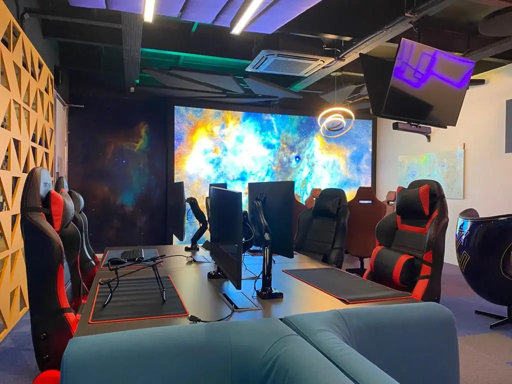 As estações de trabalho da Sala 09, com a mesa dividida em duas partes